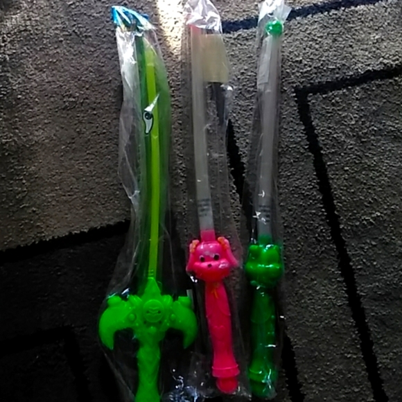 Multiple  14 in Box - Toy mixure swords and wands - Picture 2 of 3